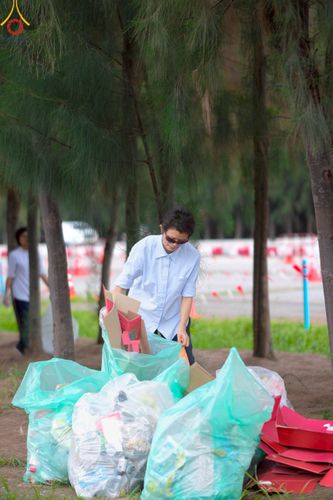 ภาพ No.220513:วันที่ 23-25 เมษายน พ.ศ. 2568 เจ้าหน้าที่และสาธุชนช่วยกัน รับบุญเก็บงานวันคุ้มครองโลก ณ วัดพระธรรมกาย