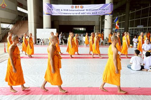 ภาพ No.230826:วันที่ 28 มิถุนายน พ.ศ. 2568 พิธีตัดปอยผมและปลงผม โครงการบวชพระนานาชาติ AEC & WAB รุ่นที่ 9 ณ วิหารคด 2 วัดพระธรรมกาย