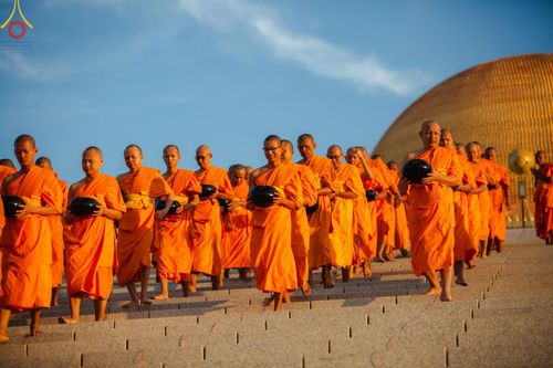 ภาพ No.187783:พิธีตักบาตรฉลองพระใหม่ ต้อนรับพุทธศักราช 2568 ณ ลานธรรมพระมหาธรรมกายเจดีย์ วัดพระธรรมกาย จ.ปทุมธานี วันที่ 1 มกราคม พ.ศ. 2568