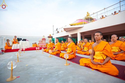 ภาพ No.201619:พิธีจุดประทีปถวายเป็นพุทธบูชา และบูชาธรรมมหาปูชนียาจารย์ ณ อาคารธรรมยาตรา กตัญญูบูชามหาปูชนียาจารย์ ตรงข้ามวัดปากน้ำภาษีเจริญ จ.กรุงเทพมหานคร ในโครงการธรรมยาตรา กตัญญูบูชา มหาปูชนียาจารย์ พระมงคลเทพมุนี(สด จนฺทสโร) พระผู้ปราบมาร อนุสรณ์สถาน 7 แห่ง