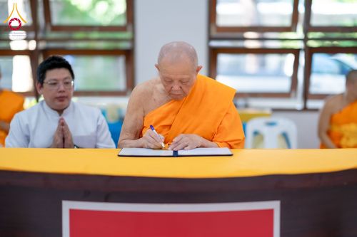 ภาพ No.160849:พิธีเจริญพระพุทธมนต์ และปิดแผ่นทองรูปเหมือน พระเดชพระคุณพระมงคลเทพมุนี (สด จนฺทสโร) พระผู้ปราบมาร จำนวน 3 องค์ วันเสาร์ที่ 5 ตุลาคม พ.ศ. 2567 ณ อาคารปลูกศรัทธา 2 (ชานชลาเดิม) วัดพระธรรมกาย อ.คลองหลวง จ.ปทุมธานี