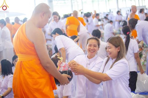ภาพ No.136612:พิธีตักบาตร พิธีบูชาข้าวพระ ในวันอาทิตย์ต้นเดือนที่ 5 พฤษภาคม พ.ศ. 2567 ณ วัดพระธรรมกาย จ.ปทุมธานี