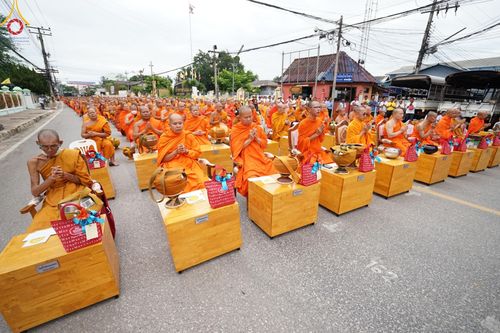 ภาพ No.146290:ตักบาตรพระ 1,384 รูป ทำบุญเมืองฝางครบรอบ 1,383 ปี ถวายเป็นพระราชกุศลแด่พระบาทสมเด็จพระเจ้าอยู่หัว เนื่องในโอกาสพระราชพิธีมหามงคล เฉลิมพระชนมพรรษา 6 รอบ 72 พรรษา วันเสาร์ที่ 27 กรกฎาคม พ.ศ.2567  ณ ถนนหน้าที่ว่าการอำเภอฝาง จ.เชียงใหม่
