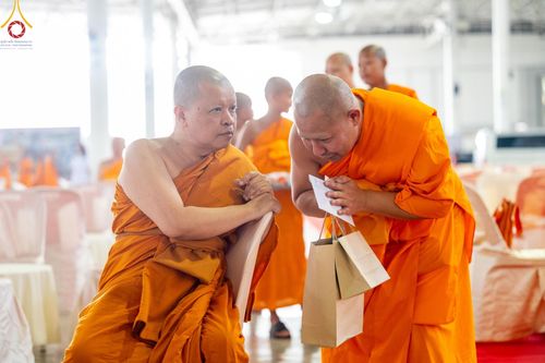 ภาพ No.60365:การต้อนรับพระสังฆาธิการ 10,000 กว่าวัดทั่วประเทศ พิธีมอบปัจจัยช่วยเหลือครู 4 จังหวัดชายแดนภาคใต้ พิธีปฏิบัติธรรม ในวันคุ้มครองโลก วันจันทร์ที่ 22 เมษายน พ.ศ.2567 ณ วัดพระธรรมกาย จ.ปทุมธานี