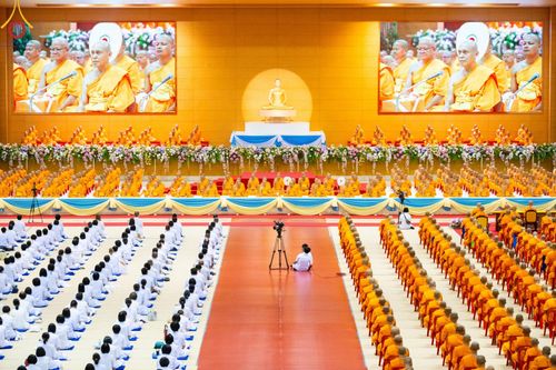 ภาพ No.59276:พิธีเจริญพระพุทธมนต์ ถวายภัตตาหารเป็นสังฆทาน เนื่องในวาระอายุวัฒนมงคล 80 ปี หลวงพ่อธัมมชโย ณ สภาธรรมกายสากล วัดพระธรรมกาย วันพุธที่ 24 เมษายน พ.ศ.2567