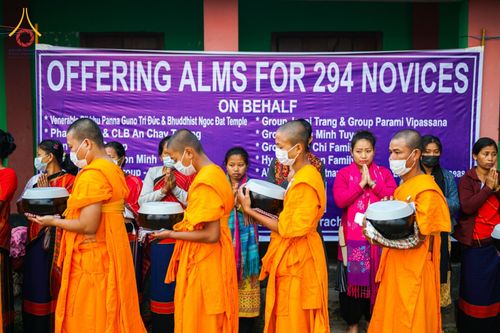 ภาพ No.76432:คณะสงฆ์และสามเณรบิณฑบาต ประเทศบังกลาเทศ วันที่ 11 กุมภาพันธ์ พ.ศ. 2566