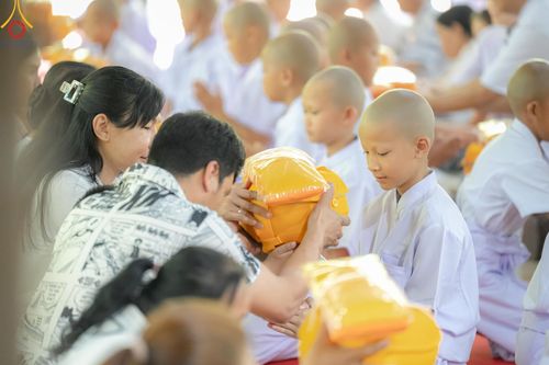 ภาพ No.135098: พิธีบรรพชาสามเณร  พิธีตักบาตรฉลองสามเณรใหม่ วันที่ 1 เมษายน พ.ศ.2567 ในโครงการบรรพชาสามเณรฟื้นฟูพระพุทธศาสนาทั่วไทย ณ ศูนย์ปฏิบัติธรรมแก้วเมืองเลย