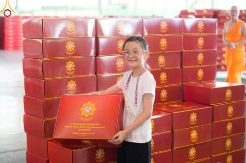 ภาพ No.212073:วันจันทร์ที่ 17 มีนาคม พ.ศ. 2568 บุญบรรจุกล่องไทยธรรม เพื่อถวายแด่พระสังฆาธิการ 40,000 กว่าวัดทั่วไทย ในวันคุ้มครองโลก 22 เมษายน พ.ศ. 2568 ณ บ้านแก้วเรือนทองคุณยายฯ วัดพระธรรมกาย