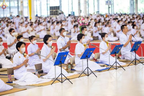 ภาพ No.89495:พิธีตักบาตร ข้าวสารอาหารแห้ง พิธีบูชาข้าวพระ และพิธีจุดเทียนใจ ไฟนิรันดร์  อนันตชัย ณ สภาธรรมกายสากล วัดพระธรรมกาย วันอาทิตย์ที่ 1 ตุลาคม พ.ศ. 2566