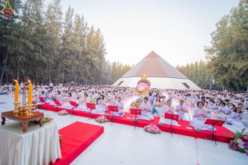 ภาพ No.107424:พิธีตักบาตรพระธรรมยาตราฯ ในโครงการธรรมยาตรากตัญญูบูชา มหาปูชนียาจารย์ พระมงคลเทพมุนี(สด จนฺทสโร) พระผู้ปราบมาร ปีที่ 12 ณ อนุสรณ์สถานมหาวิหารพระมงคลเทพมุนี อ.สองพี่น้อง จ.สุพรรณบุรี วันที่ 7 มกราคม พ.ศ. 2567