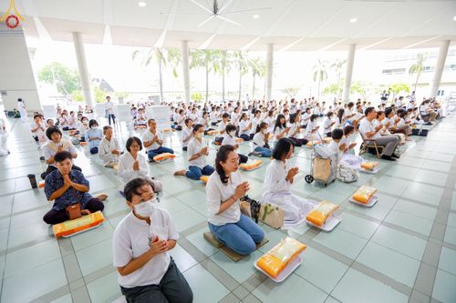 ภาพ No.136197:พิธีบุพเปตพลี ครั้งที่ 150 ร่วมอุทิศบุญให้แก่หมู่ญาติที่ล่วงลับไปแล้ว และสืบทอดอายุพระพุทธศาสนา วันอังคารที่ 7 พฤษภาคม พ.ศ. 2567 ( วันพระ แรม 14 ค่ำ เดือน 5 ) ณ หอฉันคุณยายอาจารย์ฯ วัดพระธรรมกาย