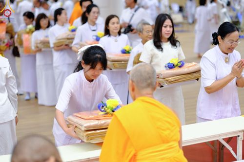 ภาพ No.180861:พิธีถวายภัตตาหารเมนูสวรรค์ และพิธีถวายอุปกรณ์กันหนาว แด่คณะพระภิกษุสามเณรวัดพระธรรมกาย วันอาทิตย์ที่ 8 ธันวาคม พ.ศ.2567 ณ สภาธรรมกายสากล วัดพระธรรมกาย