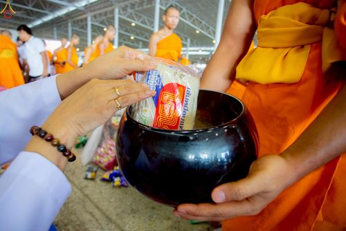 ภาพ No.227918:วันอาทิตย์ที่ 1 มิถุนายน พ.ศ. 2568 พิธีตักบาตร , พิธีบูชาข้าวพระ ณ วัดพระธรรมกาย จ.ปทุมธานี
