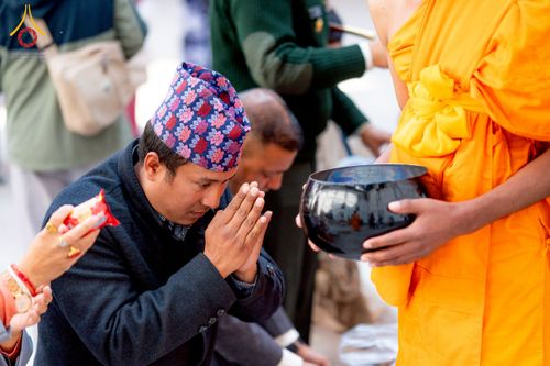 ภาพ No.213158:วันที่ 17 - 18 มีนาคม พ.ศ. 2568 คณะสงฆ์และสามเณรเดินบิณฑบาต รอบเมืองในพื้นที่ วัดสยมภูวนาถและราชวังปาตัน ณ เมืองกาฐมาณฑุ ประเทศเนปาล