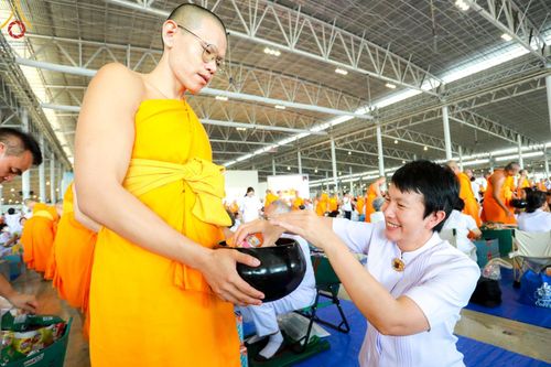 ภาพ No.149952:พิธีตักบาตร , พิธีปฎิบัติธรรม , พิธีถวายภัตตาหารเมนูสวรรค์ ในพรรษาแห่งการเข้าถึงธรรม วันธรรมชัย วันอังคารที่ 27 สิงหาคม พ.ศ.2567 ณ สภาธรรมกายสากล วัดพระธรรมกาย