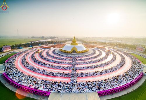 ภาพ No.201075:พิธีตักบาตรพระธรรมยาตรา ณ อนุสรณ์สถานลำดับที่ 5 สถานที่เผยแผ่วิชชาธรรมกายครั้งแรก อนุสรณ์สถานบางปลา วัดบางปลา อำเภอบางเลน จังหวัดนครปฐม ในโครงการธรรมยาตรา กตัญญูบูชา มหาปูชนียาจารย์ พระมงคลเทพมุนี(สด จนฺทสโร) พระผู้ปราบมาร อนุสรณ์สถาน 7 แห่ง ปีที่ 13