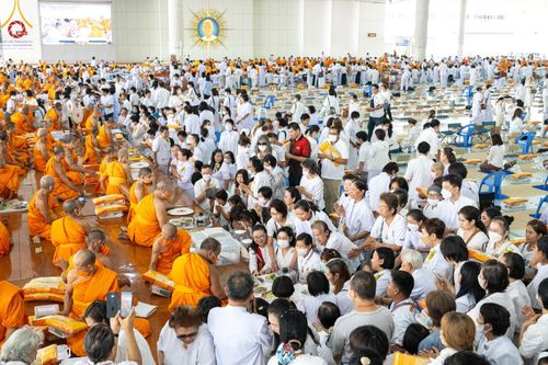 ภาพ No.122916:พิธีสวดพระพุทธมนต์ พิธีทอดผ้าบังสุกุล และพิธีถวายภัตตาหาร เป็นสังฆทานแด่พระภิกษุ สามเณร เนื่องในวันมหาปูชนียาจารย์ วันเสาร์ที่ 3 กุมภาพันธ์ พ.ศ. 2567 ณ หอฉันคุณยายอาจารย์ฯ วัดพระธรรมกาย