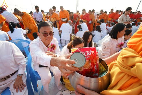 ภาพ No.180467:พิธีตักบาตรพระ ๑,๐๐๐ รูป ฉลองเมืองลำปาง ๑,๓๔๔ ปี วันเสาร์ที่ ๗ ธันวาคม พ.ศ. ๒๕๖๗ ณ ลานพระบรมราชานุสาวรีย์ พระนเรศวรมหาราช อ.เกาะคา จ.ลำปาง