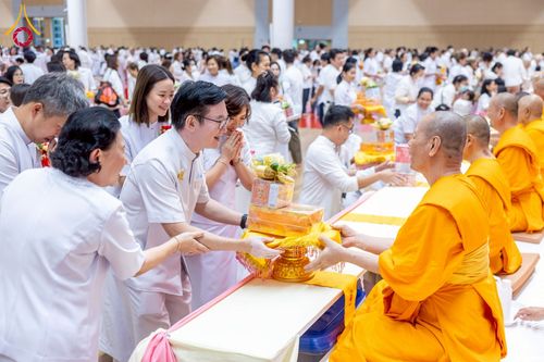 ภาพ No.239616:วันอาทิตย์ที่ 17 สิงหาคม พ.ศ. 2568 พิธีถวายคิลานเภสัช และอุปกรณ์ทางการแพทย์ แด่คณะสงฆ์ เนื่องในวันธรรมชัย ณ ห้องแก้วสารพัดนึก 2 สภาธรรมกายสากล วัดพระธรรมกาย