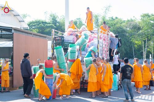 ภาพ No.273724:วันที่ 27 พฤศจิกายน พ.ศ. 2568 คณะศิษยานุศิษย์วัดพระธรรมกาย มูลนิธิธรรมกาย มอบอาหารและสิ่งของความช่วยเหลือให้พี่น้องชาวใต้ ผู้ประสบอุทกภัยน้ำท่วม