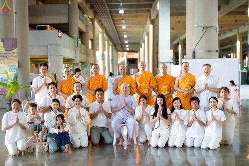 ภาพ No.243003:วันที่ 31 สิงหาคม พ.ศ. 2568 พิธีตัดปอยผมและปลงผม โครงการอุปสมบทหมู่บูชาธรรม ครบรอบ 108 ปี วันครูผู้ค้นพบวิชชาธรรมกาย ณ วัดพระธรรมกาย