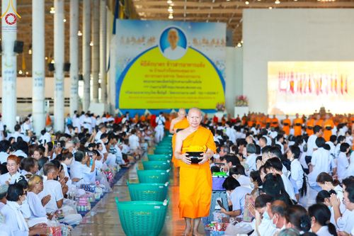 ภาพ No.151047:พิธีตักบาตร ในวันอาทิตย์ต้นเดือน วันที่ 1 กันยายน พ.ศ. 2567 ณ สภาธรรมกายสากล วัดพระธรรมกาย