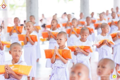 ภาพ No.216001:วันพฤหัสบดีที่ 3 เมษายน พ.ศ. 2568 พิธีบรรพชาสามเณร ภาคฤดูร้อน รุ่นที่ 15  บูชาธรรมหลวงพ่อธัมมชโย 81 ปี 81 รูป ณ ศูนย์ปฏิบัติธรรมสวนผึ้ง จ.ราชบุรี