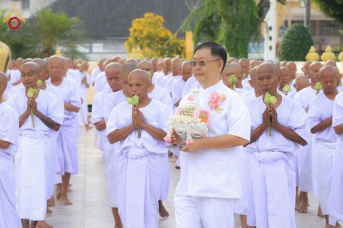 ภาพ No.278574:วันอาทิตย์ที่ 14 ธันวาคม พ.ศ.2568  พิธีเวียนประทักษิณ พิธีวันทาสีมาพระประธาน โครงการบวชบูชาธรรมมหาปูชนียาจารย์ ของศูนย์ปฏิบัติธรรมบุรีรัมย์ ณ วัดกลาง พระอารามหลวง จังหวัดบุรีรัมย์