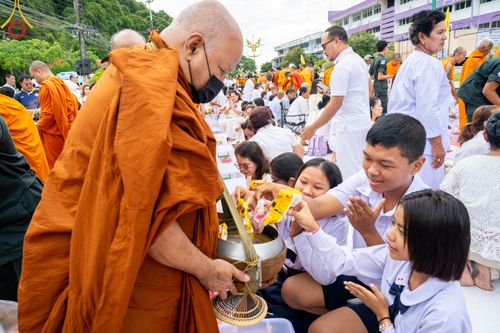 ภาพ No.341188:วันที่ 27 กรกฎาคม พ.ศ. 2569 พิธีตักบาตรพระ 1,000 รูป เมืองพัทลุง  ณ ถนนราเมศวร์ อ.เมือง จ.พัทลุง