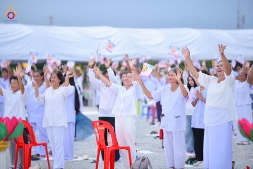 ภาพ No.346623:วันอาทิตย์ที่ 30 สิงหาคม พ.ศ.2569 พิธีทอดผ้าป่า สวดธรรมจักรกัปปวัตนสูตรกลั่นแผ่นดินโปรยรัตนชาติ  สถาปนาองค์พระเจดีย์เพื่อสร้างสันติภาพโลก  ณ ศูนย์ปฏิบัติธรรมพนมสารคาม (เพชรตะวัน) จังหวัดฉะเชิงเทรา