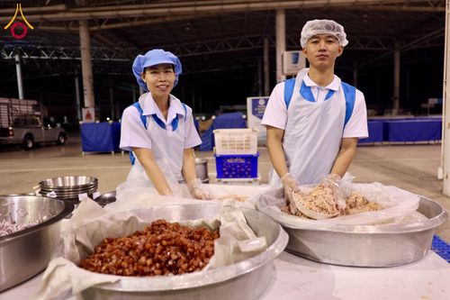 ภาพ No.287229:วันที่ 3 มกราคม พ.ศ.2569 พิธีถวายภัตตาหารเป็นสังฆทาน แด่พระธรรมยาตรา ณ วัดพระธรรมกาย  จังหวัดปทุมธานี ในโครงการธรรมยาตรา กตัญญูบูชา มหาปูชนียาจารย์ พระมงคลเทพมุนี(สด จนฺทสโร) พระผู้ปราบมาร อนุสรณ์สถาน 7 แห่ง ปีที่ 14