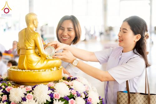 ภาพ No.215230:วันอาทิตย์ต้นเดือนที่ 6 เมษายน พ.ศ. 2568 พิธีตักบาตรข้าวสารอาหารแห้ง ณ บ้านแก้วเรือนทองคุณยาย สภาธรรมกายสากล วัดพระธรรมกาย