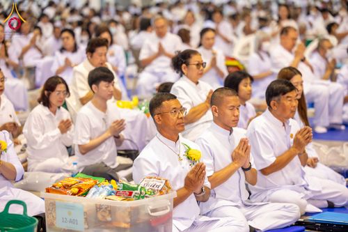 ภาพ No.308196:วันที่ 1  กุมภาพันธ์ พ.ศ. 2569 พิธีตักบาตรข้าวสารอาหารแห้ง ณ บ้านแก้วเรือนทองคุณยาย สภาธรรมกายสากล วัดพระธรรมกาย