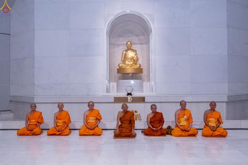 ภาพ No.289997:วันที่ 6 มกราคม พ.ศ. 2569 พิธีจุดประทีปถวายเป็นพุทธบูชา และบูชาธรรมมหาปูชนียาจารย์ (ภาพชุดที่ 2) ณ อนุสรณ์สถานมหาวิหารพระมงคลเทพมุนี (โลตัสแลนด์) อ.สองพี่น้อง จ.สุพรรณบุรี ในโครงการธรรมยาตรา กตัญญูบูชา มหาปูชนียาจารย์ พระมงคลเทพมุนี(สด จนฺทสโร) พระผู้ปรา