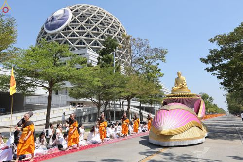 ภาพ No.304609:วันที่ 25 มกราคม พ.ศ. 2569 พิธีต้อนรับพระธรรมยาตรา (ภาพชุดที่ 2) รร.สามัคคีราษฏร์บำรุง-วัดพระธรรมกาย ในโครงการธรรมยาตรา กตัญญูบูชา มหาปูชนียาจารย์ พระมงคลเทพมุนี(สด จนฺทสโร) พระผู้ปราบมาร อนุสรณ์สถาน 7 แห่ง ปีที่ 14