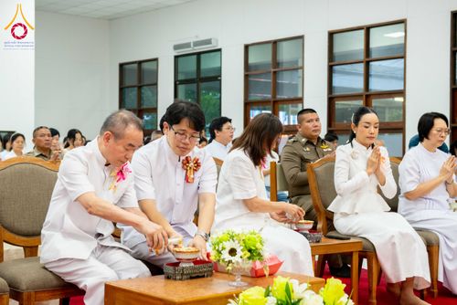 ภาพ No.314476:วันพฤหัสบดีที่ 19 มีนาคม พ.ศ. 2569 พิธีบำเพ็ญกุศล คุณพ่อณรงค์ จินตมากุล โยมบิดา พระครูปลัดรัตนวีรวัฒน์ (รังสฤษดิ์ อิทฺธิจินตโก) ที่ปรึกษาเจ้าคณะจังหวัดปทุมธานี เจ้าอาวาสวัดพระธรรมกาย  ณ ห้องปลูกศรัทธา 2 วัดพระธรรมกาย ปทุมธานี