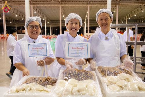 ภาพ No.287295:วันที่ 3 มกราคม พ.ศ.2569 พิธีถวายภัตตาหารเป็นสังฆทาน แด่พระธรรมยาตรา ณ วัดพระธรรมกาย  จังหวัดปทุมธานี ในโครงการธรรมยาตรา กตัญญูบูชา มหาปูชนียาจารย์ พระมงคลเทพมุนี(สด จนฺทสโร) พระผู้ปราบมาร อนุสรณ์สถาน 7 แห่ง ปีที่ 14