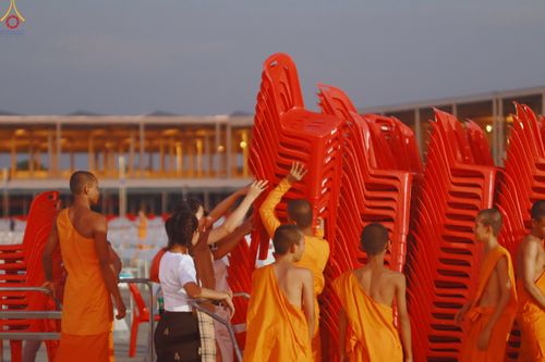 ภาพ No.322047:วันที่ 12 -13 เมษายน พ.ศ.2569 การเตรียมกล่องไทยธรรม + การขนย้ายเก้าอี้ เพื่องานถวายมหาสังฆทาน 40,000 กว่าวัดทั่วประเทศ วันคุ้มครองโลก 22 เมษายน พ.ศ.2569 วัดพระธรรมกาย