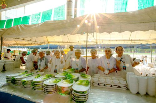 ภาพ No.325745:วันที่ 22 เมษายน พ.ศ.2569(วันคุ้มครองโลก) งานถวายมหาสังฆทาน 40,000 กว่าวัดทั่วประเทศ เจ้าหน้าที่ สาธุชน ร่วมใจจัดเตรียมภัตตาหารเพล (ชุด 2)