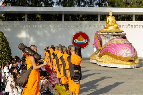 ภาพ No.287844:วันที่ 3 มกราคม พ.ศ. 2569 พิธีต้อนรับพระธรรมยาตรา ครั้งที่ 2 (ภาพชุดที่ 2) ในโครงการธรรมยาตรา กตัญญูบูชา มหาปูชนียาจารย์ พระมงคลเทพมุนี(สด จนฺทสโร) พระผู้ปราบมาร อนุสรณ์สถาน 7 แห่ง ปีที่ 14 ณ อนุสรณ์สถานมหาวิหารพระมงคลเทพมุนี (โลตัสแลนด์) อ.สองพี่น้อง จ.