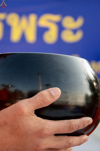 ภาพ No.282748:วันเสาร์ที่ 20 ธันวาคม พ.ศ.2568 พิธีตักบาตรพระ 10,000 รูป (ชุด 2) เนื่องในโอกาส 194 ปี จังหวัดกาญจนบุรี และอุทิศส่วนกุศลให้แด่บรรพชนทั้งหลาย บริเวณถนนสองแคว (Skywalk) เมืองกาญจนบุรี