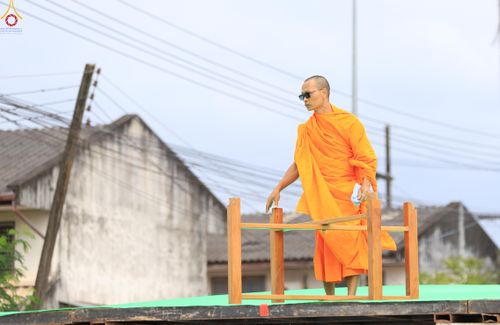 ภาพ No.280840:วันที่ 27 ธันวาคม พ.ศ.2568 คณะสงฆ์และเจ้าหน้าที่ทุกสังกัด ช่วยกันเตรียมงานตักบาตรพระ 1,000 รูป จ.สตูล