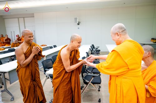 ภาพ No.323368:หลวงพ่อทัตตชีโว รองเจ้าอาวาสวัดพระธรรมกาย ถวายการต้อนรับปฏิสันถารคณะสงฆ์จากประเทศศรีลังกา