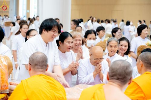ภาพ No.180845:พิธีถวายภัตตาหารเมนูสวรรค์ และพิธีถวายอุปกรณ์กันหนาว แด่คณะพระภิกษุสามเณรวัดพระธรรมกาย วันอาทิตย์ที่ 8 ธันวาคม พ.ศ.2567 ณ สภาธรรมกายสากล วัดพระธรรมกาย
