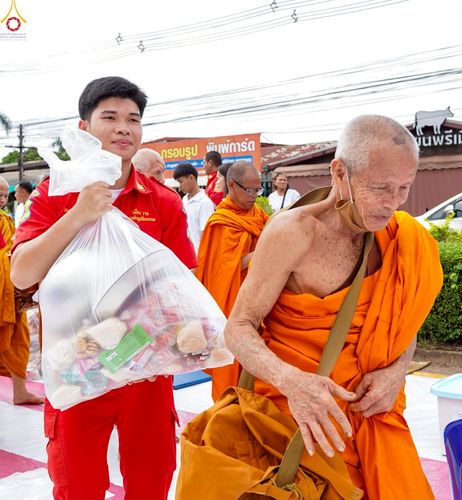 ภาพ No.229883:วันพฤหัสบดีที่ 26 มิถุนายน พ.ศ. 2568 พิธีตักบาตรพระ 1,165 รูป ฉลองก่อตั้งเมืองวานรนิวาส ครบรอบ 164 ปี ณ ถนนวานรนิวาส-อากาศอำนวย อ.วานรนิวาส จ.สกลนคร