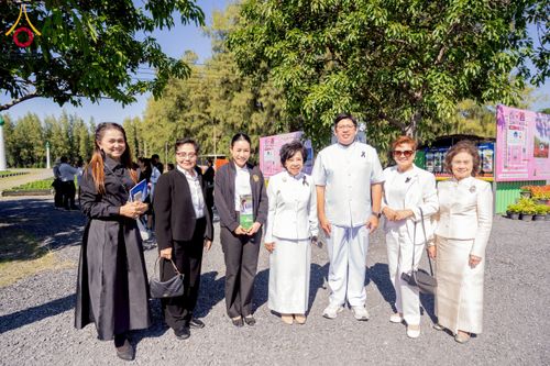 ภาพ No.271953:วันที่ 22 พฤศจิกายน พ.ศ. 2568 ผู้ว่าฯ ปทุมธานี ลงพื้นที่เยี่ยม “อำเภอคลองหลวง” พร้อมชมการเตรียมความพร้อมเทศกาลสวนดอกไม้ปทุมธานี “ทุ่งสวรรค์ ตะวันฉาย” ณ วัดพระธรรมกาย