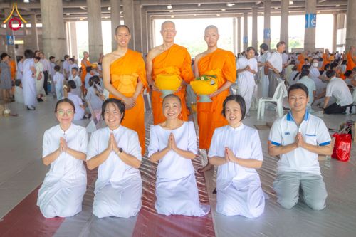 ภาพ No.62591:พิธีถวายบาตรเเละไทยธรรม ในโครงการอุปสมบทหมู่ บูชาธรรมหลวงพ่อธัมมชโย พ.ศ.2567 ณ ลานธรรม พระมหาธรรมกายเจดีย์ วันที่ 13 เมษายน พ.ศ.2567