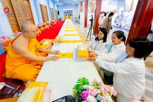 ภาพ No.196949:พิธีถวายภัตตาหารเป็นสังฆทาน แด่พระธรรมยาตรา ณ วัดโบสถ์(บน) ตำบลบางคูเวียง อำเภอบางกรวย จังหวัดนนทบุรี ในโครงการธรรมยาตรา กตัญญูบูชา มหาปูชนียาจารย์ พระมงคลเทพมุนี(สด จนฺทสโร) พระผู้ปราบมาร อนุสรณ์สถาน 7 แห่ง ปีที่ 13 วันที่ 18 มกราคม พ.ศ. 2568