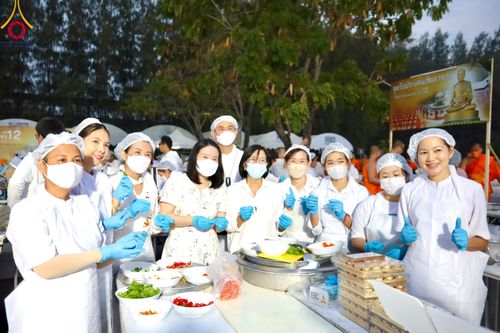 ภาพ No.111881:พิธีถวายภัตตาหารเป็นสังฆทาน แด่คณะพระธรรมยาตราฯ ในโครงการธรรมยาตรา กตัญญูบูชา มหาปูชนียาจารย์ พระมงคลเทพมุนี(สด จนฺทสโร) พระผู้ปราบมาร อนุสรณ์สถาน 7 แห่ง ปีที่ 12 วันที่ 14 มกราคม พ.ศ. 2567 ณ อนุสรณ์สถานมหาวิหารพระมงคลเทพมุนี  (โลตัสแลนด์) อ.สองพี่น้อง จ