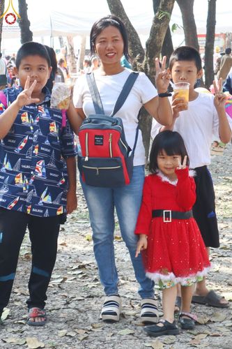 ภาพ No.193897:วัดพระธรรมกาย จัดงานวันเด็กแห่งชาติ ประจำปี พ.ศ.2568 ออกร้านอาหาร 200 ร้าน มอบของขวัญหลายหมื่นชิ้น วันที่ 12 มกราคม พ.ศ. 2568 วัดพระธรรมกาย อ.คลองหลวง จ.ปทุมธานี